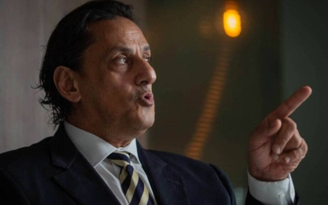 FBI: Rolex dado a Bolsonaro foi recomprado por Wassef em dinheiro vivo