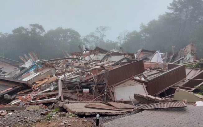 Prédio desaba em Gramado (RS) e deixa bairro isolado após chuvas